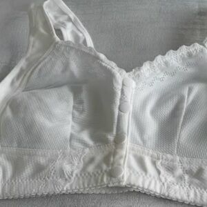 Feminine WHITE NO-WIRE BRA SIZE L/XL NWOT No TAGS